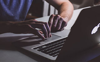 开云中国官网-1998年总决赛第六场：乔丹带领公牛在倒数第二分钟完成奇迹逆转，成功夺冠，成为他六夺冠军的经典瞬间之一。